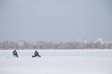 Ukrayna Dnipro 17.02.2021 - nehirde balıkçılar, kış balıkçılığı