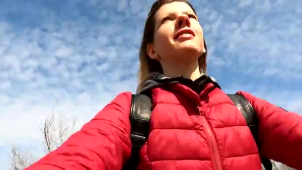 Dziewczyna Długimi Włosami Jeździ Rowerze Parku Wiosną Słońcu Tle Nieba — Wideo stockowe