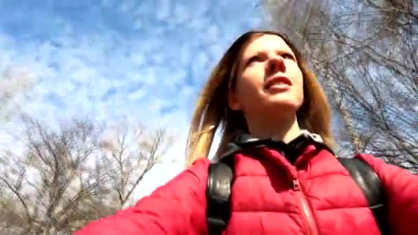 Menina Com Cabelos Longos Monta Uma Bicicleta Parque Primavera Sol — Vídeo de Stock