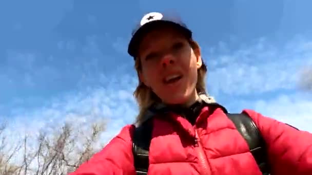 Дівчина Довгим Волоссям Їздить Велосипеді Парку Навесні Сонці Тлі Неба — стокове відео