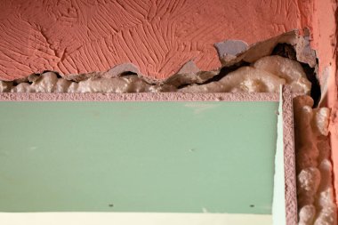 the wall is sheathed with moisture-resistant green plasterboard in the apartment, renovation work at home