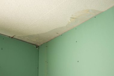 the wall is sheathed with moisture-resistant green plasterboard in the apartment, renovation work at home