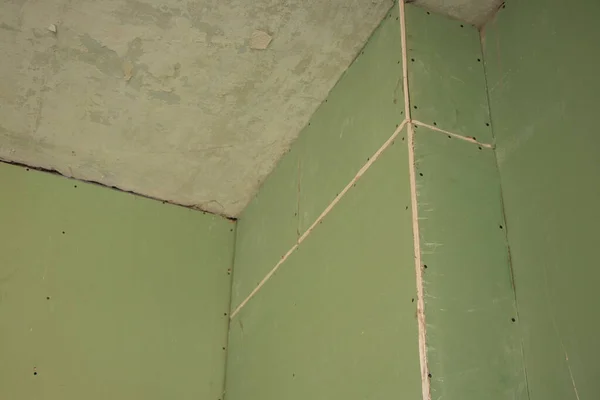 the wall is sheathed with moisture-resistant green plasterboard in the apartment, renovation work at home