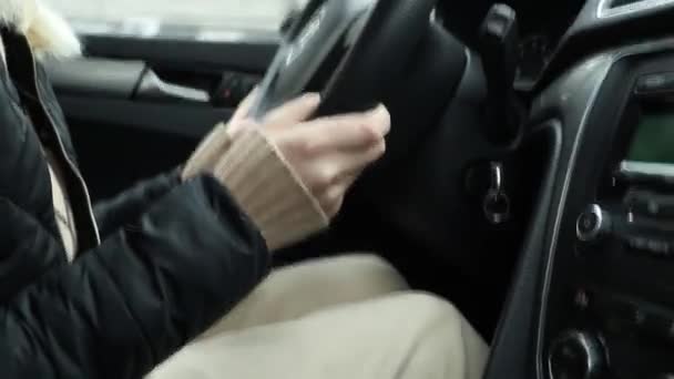 Дівчина Водить Машину Русі Крупним Планом Руки Кермі — стокове відео