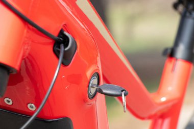 Anahtar, dışarıdaki e-motorun çerçevesindeki anahtar deliğine yerleştiriliyor.