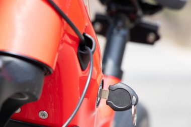 Anahtar, dışarıdaki e-motorun çerçevesindeki anahtar deliğine yerleştiriliyor.