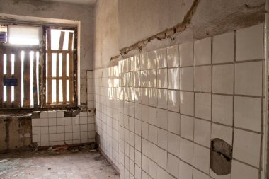 Eski terk edilmiş bina, tamamlanmamış ev