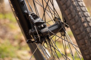 Ukrayna Dnepr 06.04.2021 - ilkbaharda parkta yeni bir kırmızı elektrikli bisiklet, bisiklet gezisi