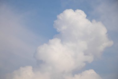 Arka planda beyaz bulutlar, hava durumu