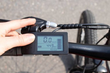 Ukrayna Dnipro 05.04.2021 - gidonun üzerindeki elektrikli bisikletin vitrini, yeni nesil elektrikli bisiklet