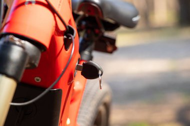 Anahtar, dışarıdaki e-motorun çerçevesindeki anahtar deliğine yerleştiriliyor.