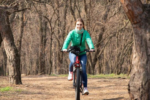 Mädchen Fährt Ein Elektrofahrrad Frühlingswald Der Ukraine Der Stadt Dnipro — Stockfoto