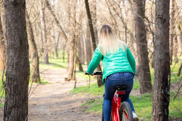 Mädchen Fährt Ein Elektrofahrrad Frühlingswald Der Ukraine Der Stadt Dnipro — Stockfoto