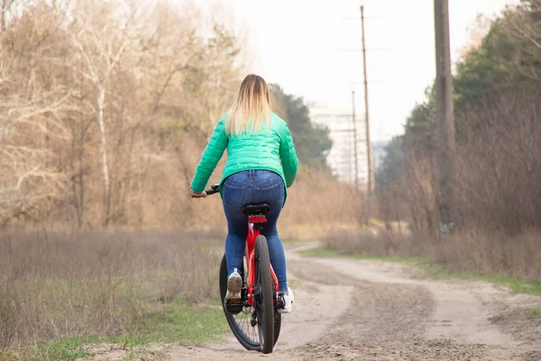 Mädchen Fährt Ein Elektrofahrrad Frühlingswald Der Ukraine Der Stadt Dnipro — Stockfoto