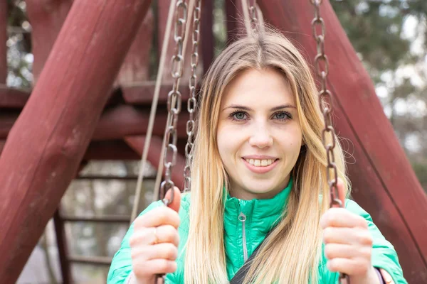봄철에 공원에서 산책하는 우크라이나 소녀의 — 스톡 사진