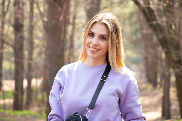 Portret Van Een Oekraïens Meisje Het Park Het Voorjaar Voor — Stockfoto