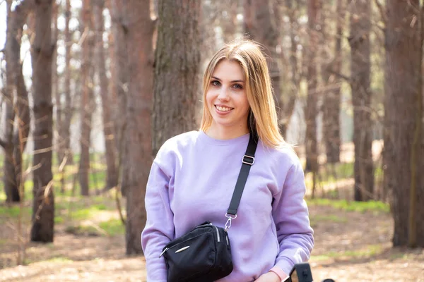 Portret Van Een Oekraïens Meisje Het Park Het Voorjaar Voor — Stockfoto