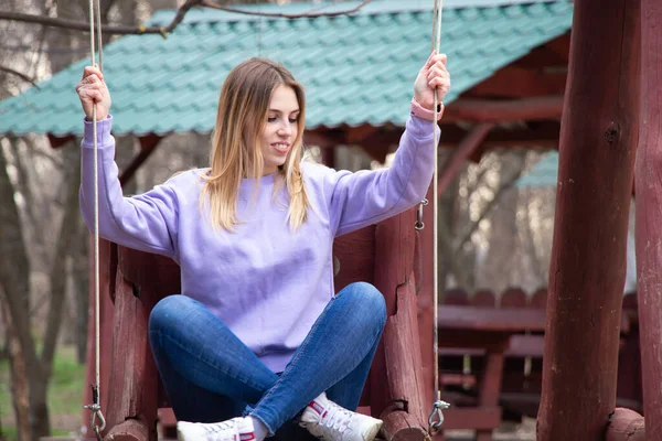 Een Meisje Zit Een Houten Schommel Een Voorjaarspark Oekraïne Stad — Stockfoto