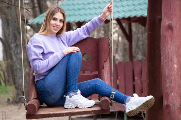 Ein Mädchen Sitzt Auf Einer Holzschaukel Einem Frühlingspark Der Ukraine — Stockfoto