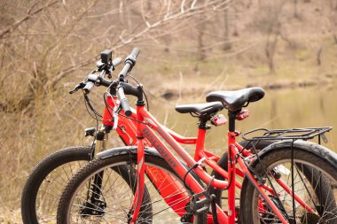Ukrayna Dnepr 06.04.2021 - ilkbaharda parkta yeni bir kırmızı elektrikli bisiklet, bisiklet gezisi