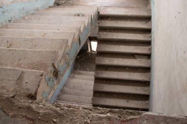 Merdiveni ve terk edilmiş evi olan terk edilmiş eski bir bina.