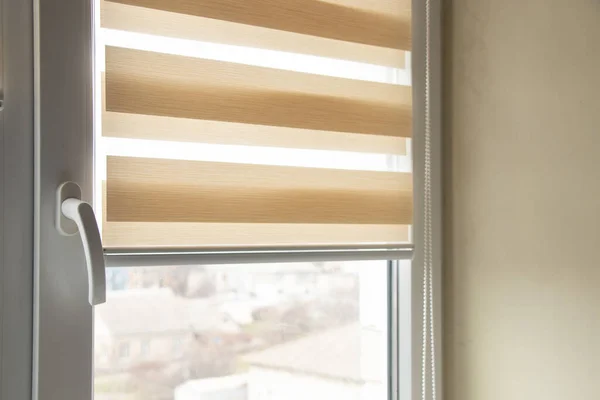 Bej rengi jaluzi gece mutfak penceresinde kapanıyor.