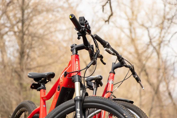 Ukraina Dnepr 2021 Röd Elcykel Parken Våren Solen Cykeltur — Stockfoto