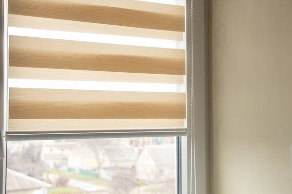 бежевые жалюзи день ночь на кухне окна закрыть