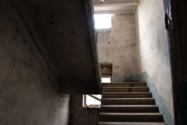 Viejo Edificio Abandonado Sin Terminar Con Escaleras Casa Abandonada —  Fotos de Stock