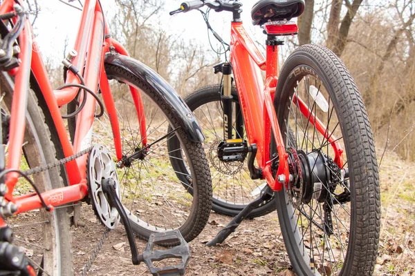 Ucrânia Dnepr 2021 Uma Nova Bicicleta Elétrica Vermelha Parque Primavera — Fotografia de Stock