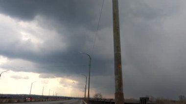 Ukrayna Dnipro 06.04.2021 - İlkbaharda arabalı şehir yolu, bisikletten video çekimi, bisiklet