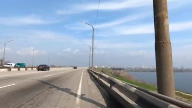 Ukrayna Dnipro 06.04.2021 - İlkbaharda arabalı şehir yolu, bisikletten video çekimi, bisiklet