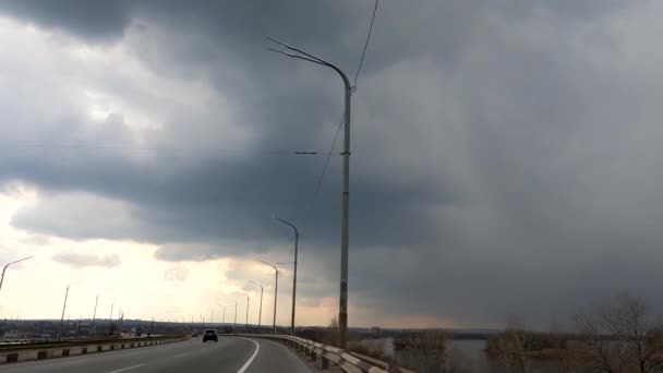 Ukraine Dnipro 2021 Stadtstraße Mit Autos Frühling Videodreh Vom Fahrrad — Stockvideo