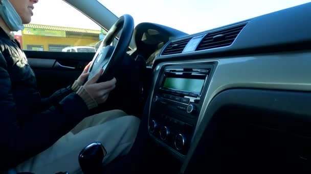 Dziewczyna Prowadzi Samochód Ruchu Zbliżenie Ręce Kierownicy — Wideo stockowe