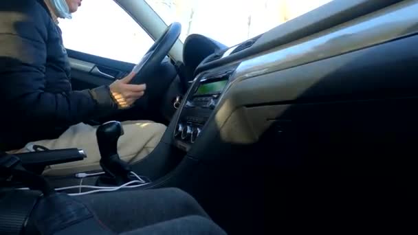 女の子の運転彼女の車の動きを閉じると ハンドルに手を — ストック動画
