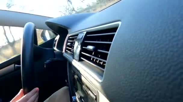Dziewczyna Prowadzi Samochód Ruchu Zbliżenie Ręce Kierownicy — Wideo stockowe
