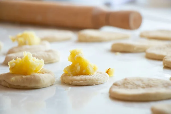 Proceso Hacer Pasteles Con Patatas Casa Cocina Sobre Una Mesa — Foto de Stock