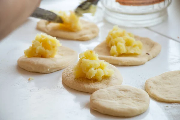 Proceso Hacer Pasteles Con Patatas Casa Cocina Sobre Una Mesa — Foto de Stock