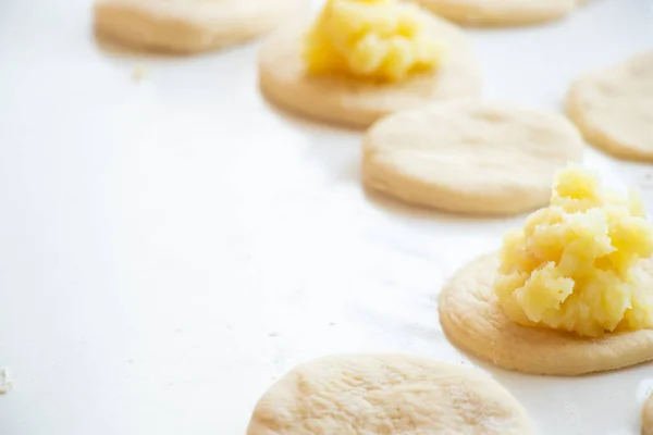 Processo Fazer Tortas Com Batatas Casa Cozinha Uma Mesa Branca — Fotografia de Stock