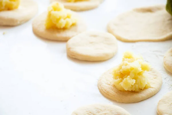 Processo Fazer Tortas Com Batatas Casa Cozinha Uma Mesa Branca — Fotografia de Stock