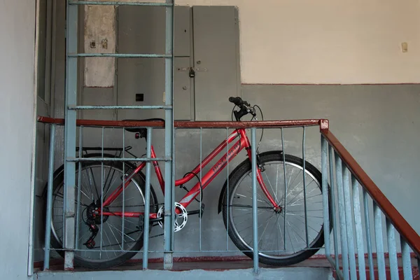 Ucrania Dnipro 2021 Bicicleta Está Atada Barandilla Entrada Residencial Cerca — Foto de Stock