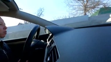 Ukrayna 'nın Dnipro şehrinde sabah işe arabayla giden bir kız.