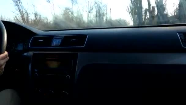Tangan Kemudi Gadis Itu Mengendarai Mobilnya — Stok Video
