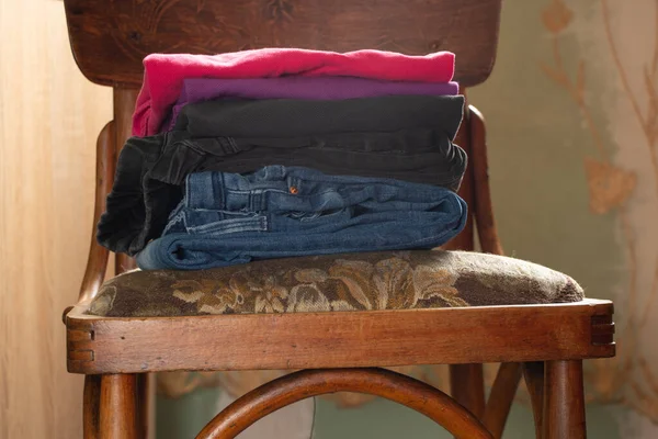 Ein Stapel Zusammengefalteter Sauberer Kleidung Liegt Auf Einem Stuhl Schlafzimmer — Stockfoto