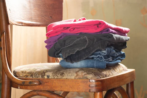 Ein Stapel Zusammengefalteter Sauberer Kleidung Liegt Auf Einem Stuhl Schlafzimmer — Stockfoto