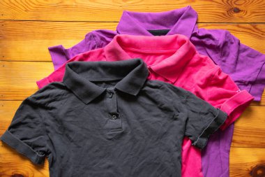 Polo çok renkli buruşuk bir yalan. Masanın üzerinde. Yakından, kadın polosu.
