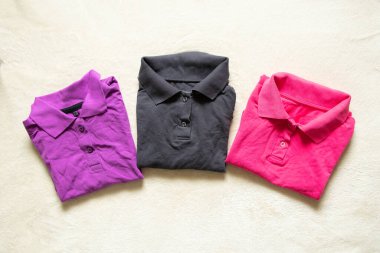 Polo çok renkli buruşuk bir yalan. Masanın üzerinde. Yakından, kadın polosu.