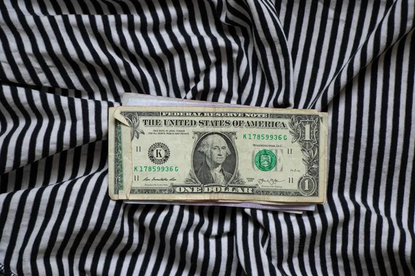Egy Amerikai Dollár Fekszik Egy Fekete Fehér Csíkos Háttér Közelkép — Stock Fotó