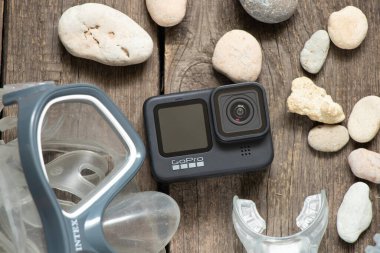 Ukrayna Dnepr 13.04.2021 - GoPro Kahraman 9 ve şnorkelle yüzmek için masaya dalmak, tatil hazırlıkları için
