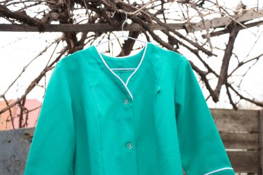 Ukrayna 'da bir askıda asılı eski bir tıbbi takım elbise, hemşire üniforması.